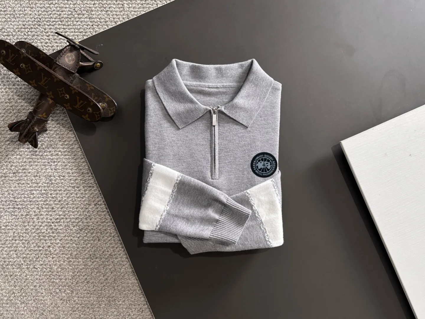 Next day shipping P360 Big Goose 2025 official website latest autumn and winter sweaters, popular models are on sale at the same time at the counter! Specially made of wool blended fabric. It feels comfortable and can be directly in contact with the skin. The logo badge is exquisitely embroidered, which is extremely eye-catching! The details highlight the fashionable charm of big brands. Exquisite workmanship. Three-dimensional cutting style. The wearing effect is invincible and handsome! All three standards are complete! Size: M-3XL